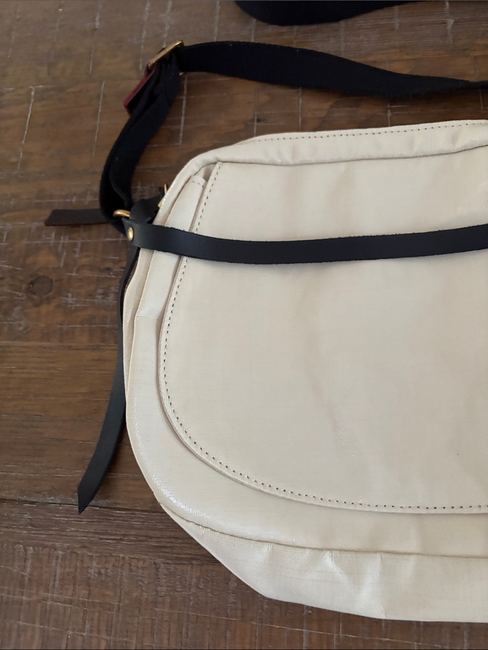 Jack Gomme NWOT Crossbody Bag with Contrasting Black Strap and linen lining. - Picture 3 of 11